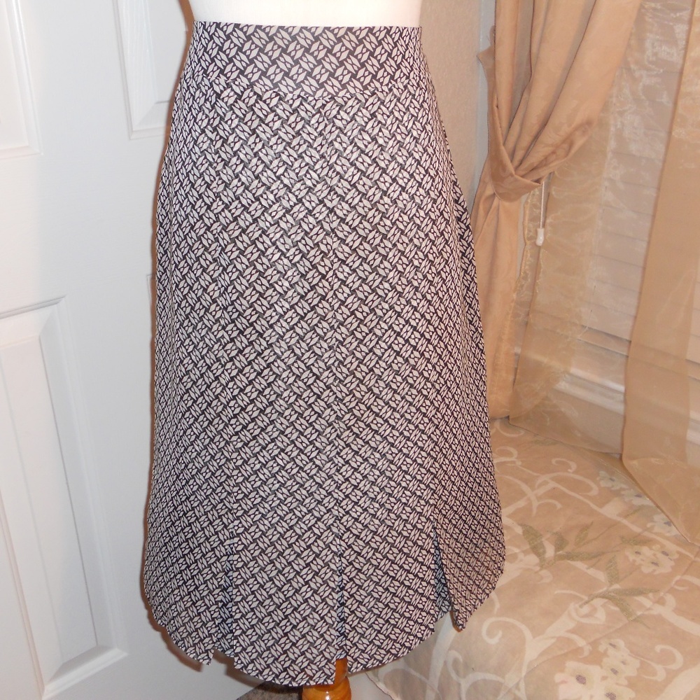 🌹 Black and white pleated skirt